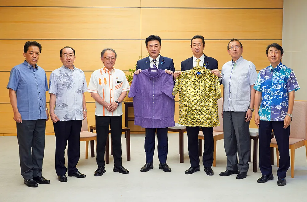 2026年5月22日:木原官房長官、沖縄県知事からかりゆしウェアを贈呈受ける - 首相官邸(日本)の記事画像