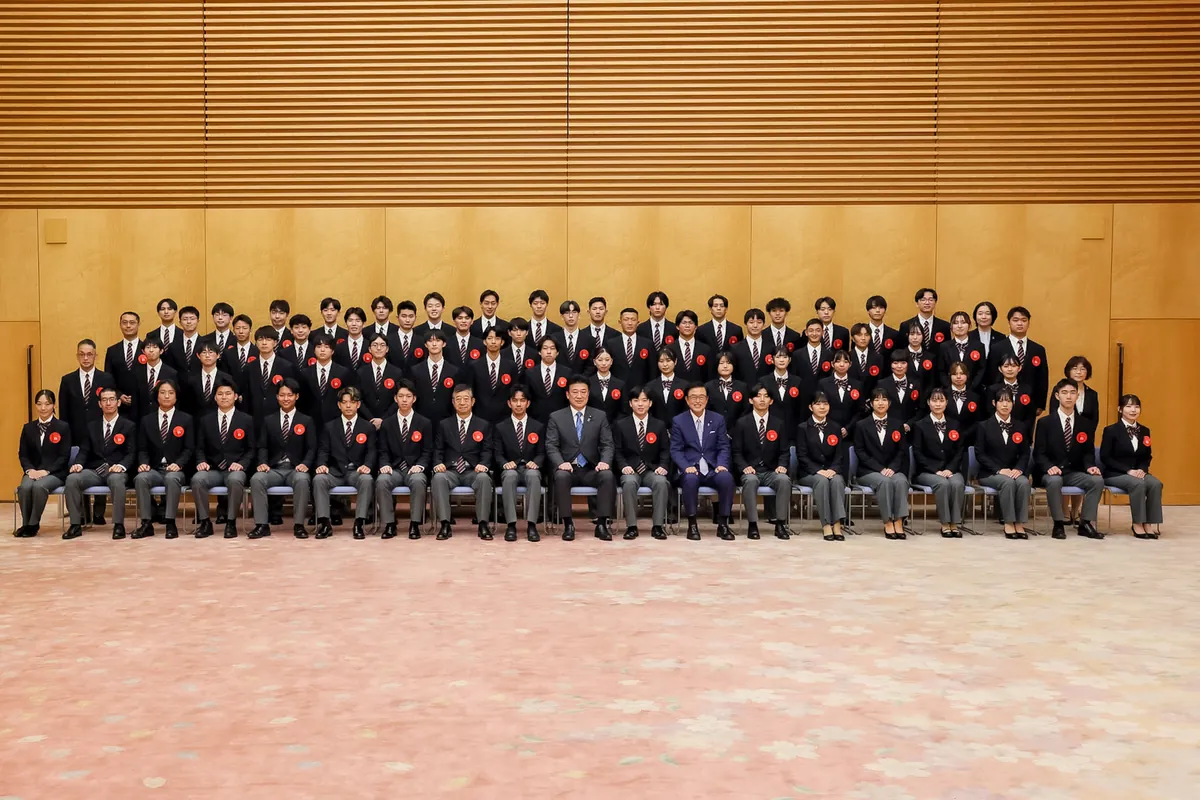 2026年9月18日：木原官房長官、技能五輪日本選手団を表敬のサムネイル画像