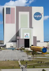 2026年4月28日:アーテミスIIIロケット核ステージがケネディ宇宙センターへ移動 - 米国航空宇宙局(NASA)のRSS等の記事画像