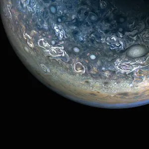 2024年5月12日:NASAのジュノーが撮影したカラフルで混沌とした木星 - 米国航空宇宙局(NASA)のRSS等の記事画像