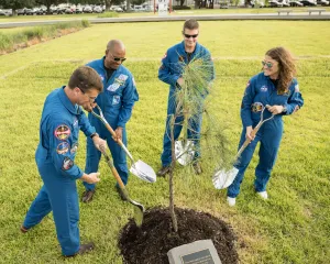 2026年6月25日:アーテミスIIクルーが月の木除幕式に参加(NASA) - 米国航空宇宙局(NASA)のRSS等の記事画像
