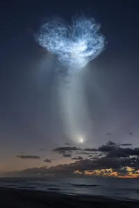 2026年10月13日：NASAのSpaceXロケット打ち上げ、幻想的な排気雲が撮影 - 米国航空宇宙局(NASA)のRSS等の記事画像
